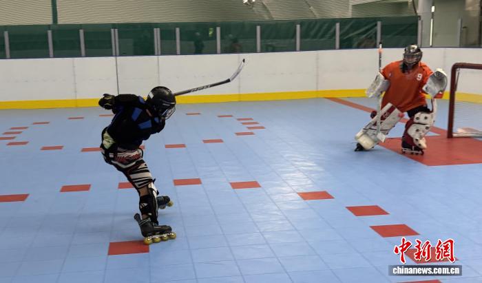 北京校园单排轮滑球队的“冰轮融合”人才培养