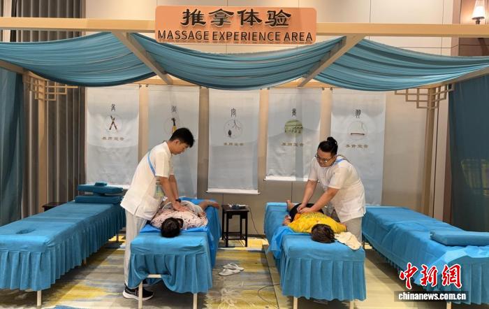 成都世运村中医药体验走热：香囊、推拿与无创
