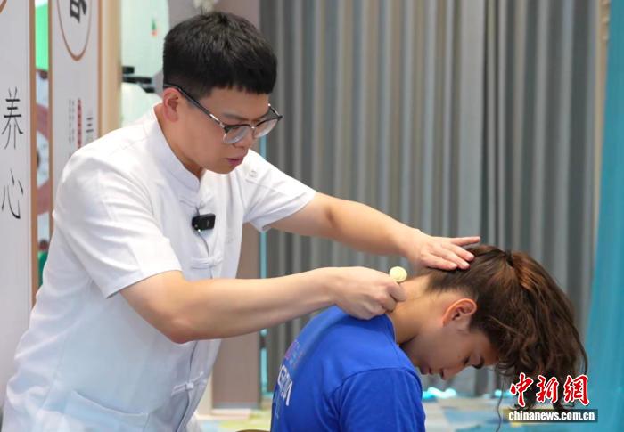 成都世运村中医药体验走热：香囊、推拿与无创