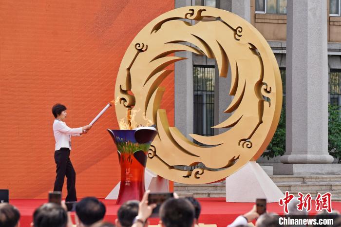 成都大运会哈尔滨站火炬传递点燃冰城热情