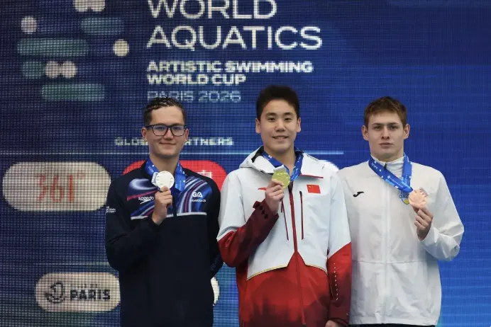 巴黎站中国花游队年轻队员斩获两金 郭牧也独揽