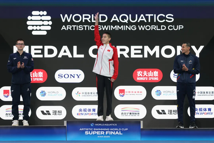 巴黎站中国花游队年轻队员斩获两金 郭牧也独揽