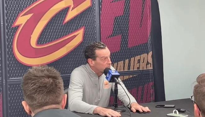 詹姆斯防守莫布利受赞 东契奇45+12助攻助湖人大